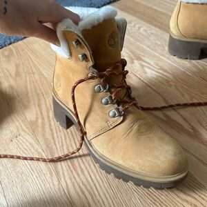 ONLY USED A FEW TIMES WOMENS TIMBERLAND BOOTS.